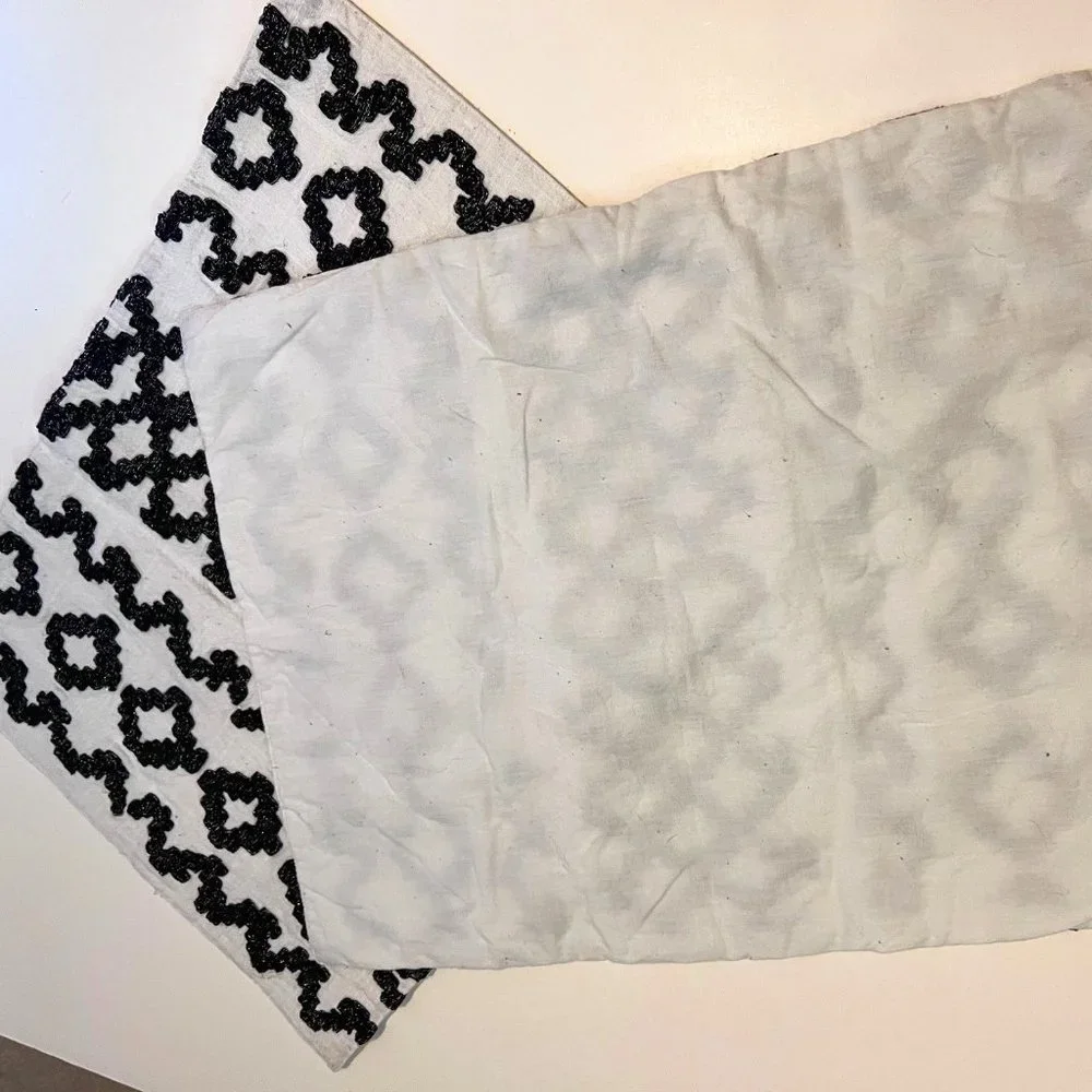 Pier 1 Imports-2 Table Mats-White Cotton with Black Shiny Black Zig Zag on Front